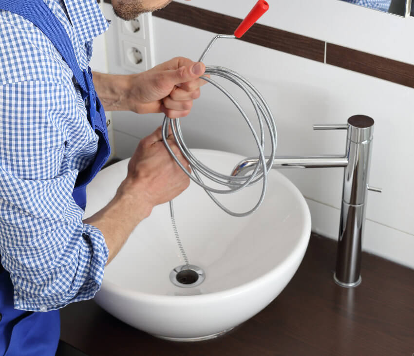 Abflussspirale wird am Waschbecken eingesetzt
